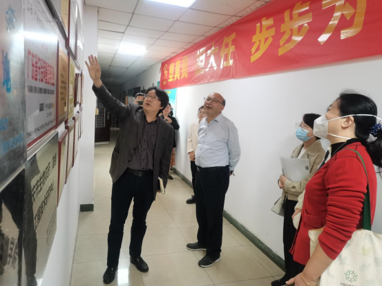 王總介紹公司歷史、企業(yè)成果、企業(yè)榮譽